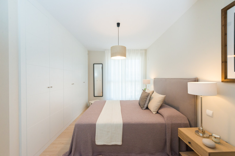Стильный дизайн: большая хозяйская спальня: освещение в стиле модернизм с светлым паркетным полом - последний тренд