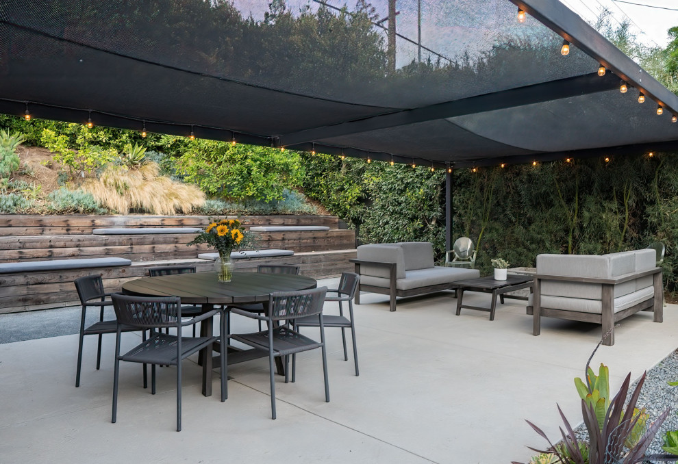 This is an example of a classic patio in Los Angeles.