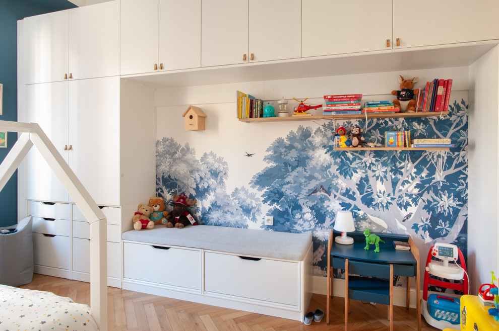 Chambre d'enfant?[Cette image montre chambre d'enfant for garçon With un mur bleu, parquet clair and un sol beige.]:[Cette image montre chambres d'enfant for garçon With un mur bleu, parquet clair and un sol beige.]