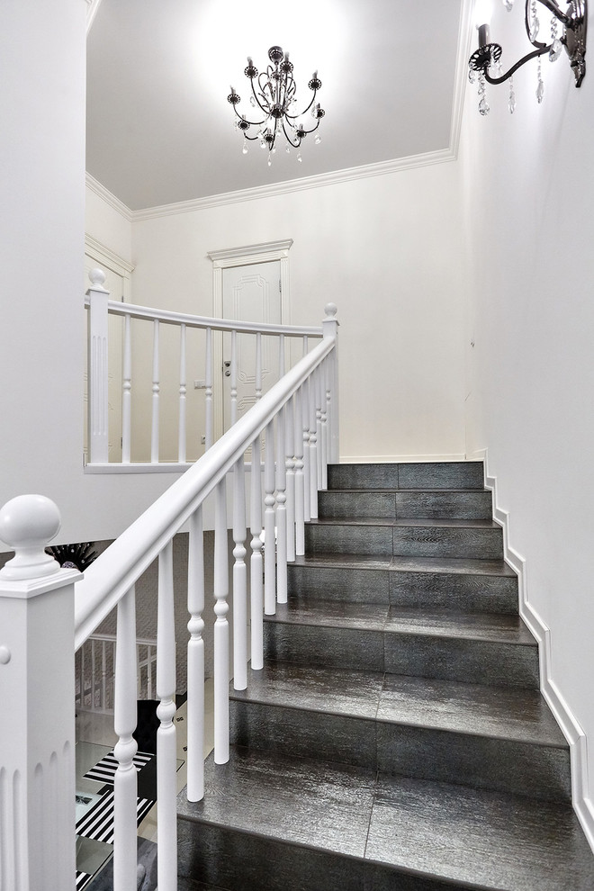 Дуплекс в трех уровнях и чёрно-белых тонах.