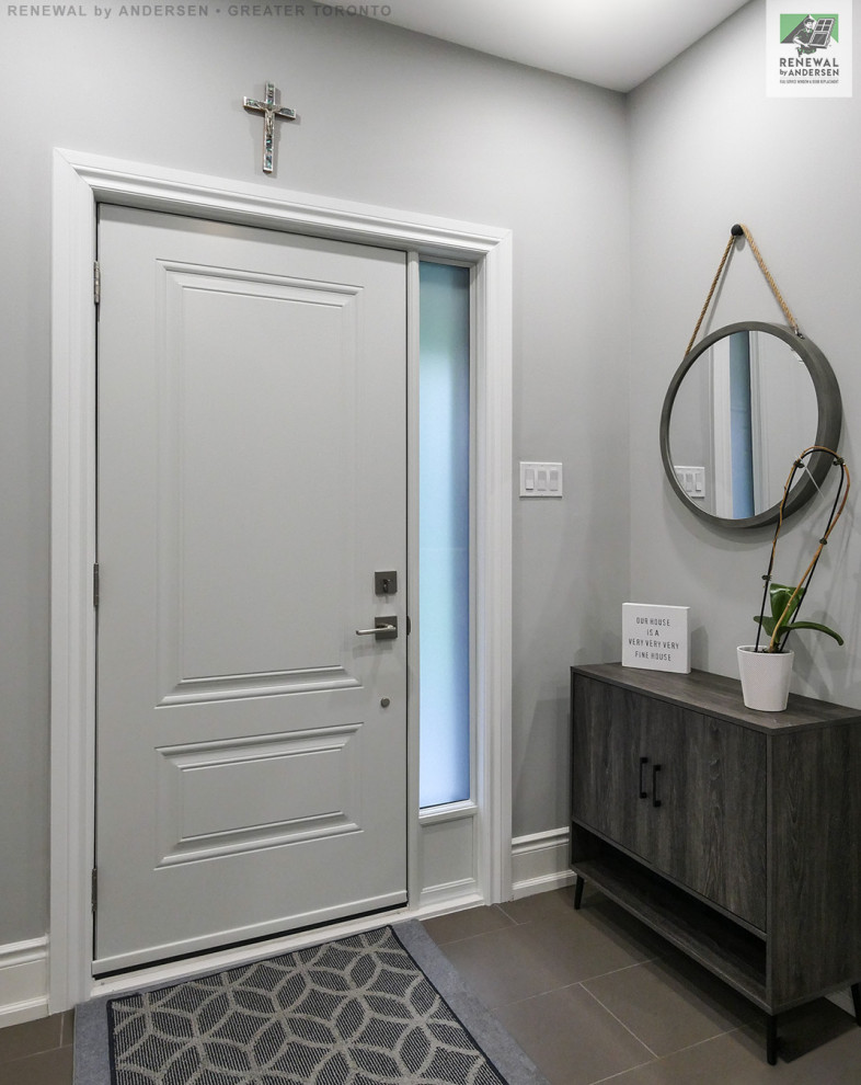 Ejemplo de puerta principal abovedada de tamaño medio con paredes grises, suelo de baldosas de cerámica, puerta simple y suelo multicolor