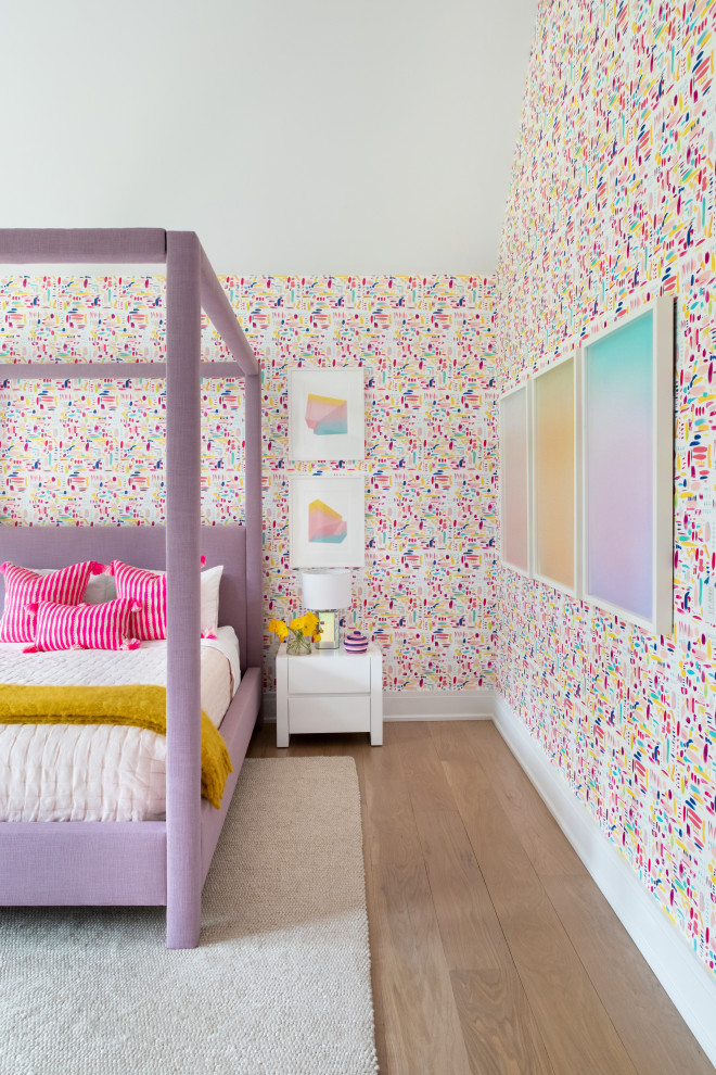 Idee per una cameretta per bambini da 4 a 10 anni classica di medie dimensioni con pareti multicolore, parquet chiaro, pavimento marrone, soffitto in perlinato e carta da parati