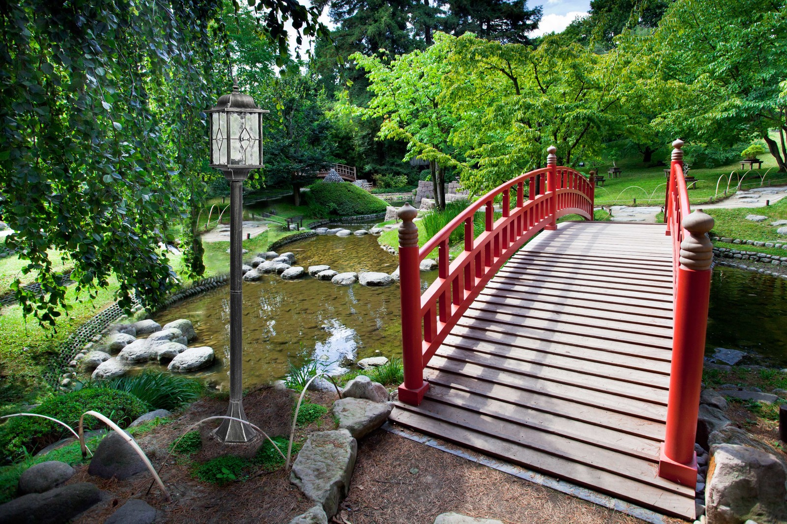 Искусственный водоем в саду