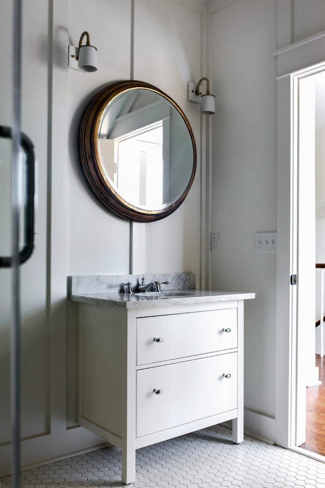 Mid-sized transitional 3/4 bathroom in Charleston with flat-panel cabinets, white cabinets, an alcove shower, gray tile, white walls, porcelain floors, an undermount sink, marble benchtops, white floor and a hinged shower door.
