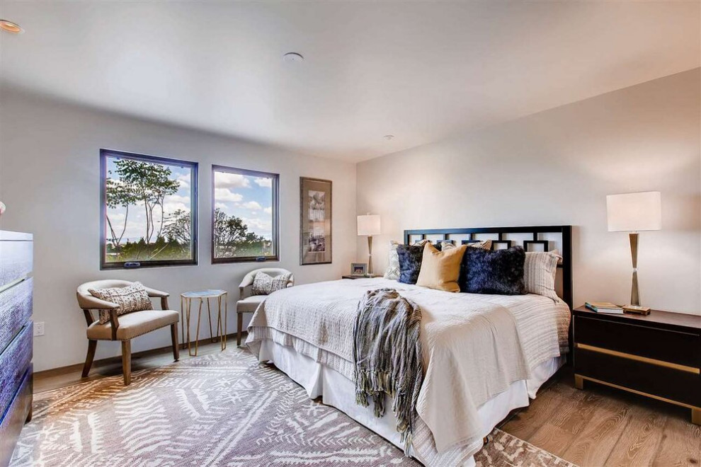 Transitional home design photo in Albuquerque