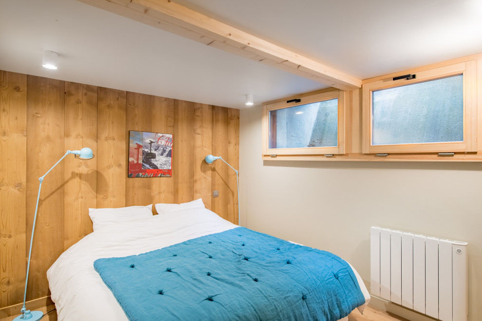 Chambre d'amis?[Réalisation de chambre d'amis With un mur beige, parquet clair, aucune cheminée and un sol beige.]:[Réalisation de chambres d'amis With un mur beige, parquet clair, aucune cheminée and un sol beige.]
