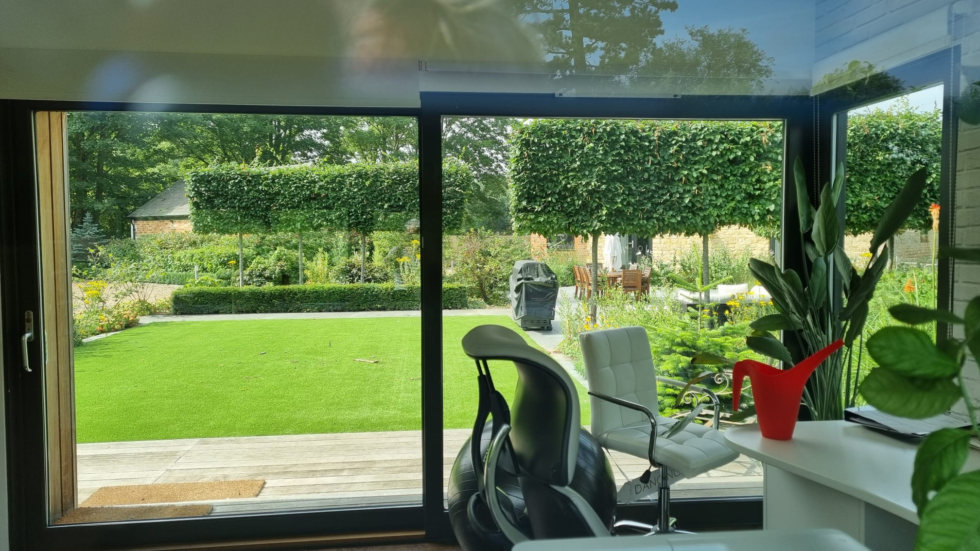 Extensive Garden with Home Office
