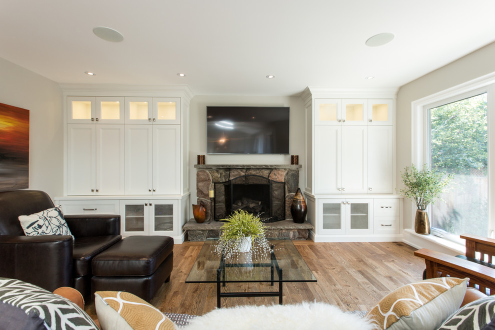 Example of a transitional home design design in Toronto