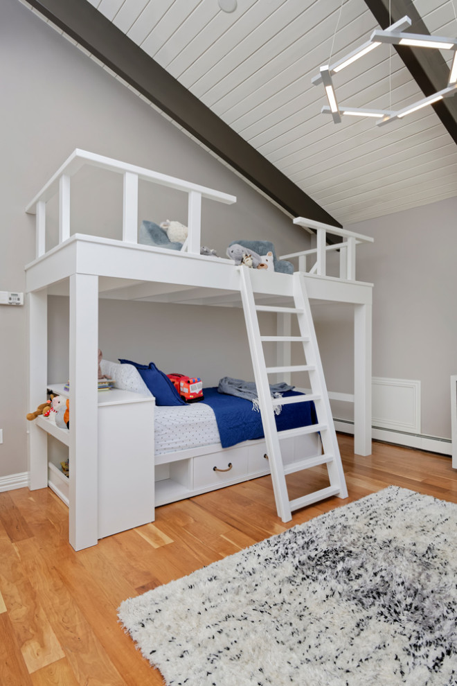 Источник вдохновения для домашнего уюта: нейтральная детская среднего размера в современном стиле с спальным местом, бежевыми стенами и паркетным полом среднего тона