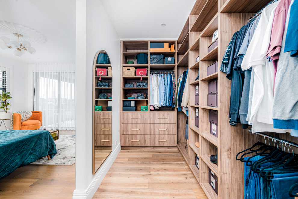 Photo of a transitional storage and wardrobe in Sydney.