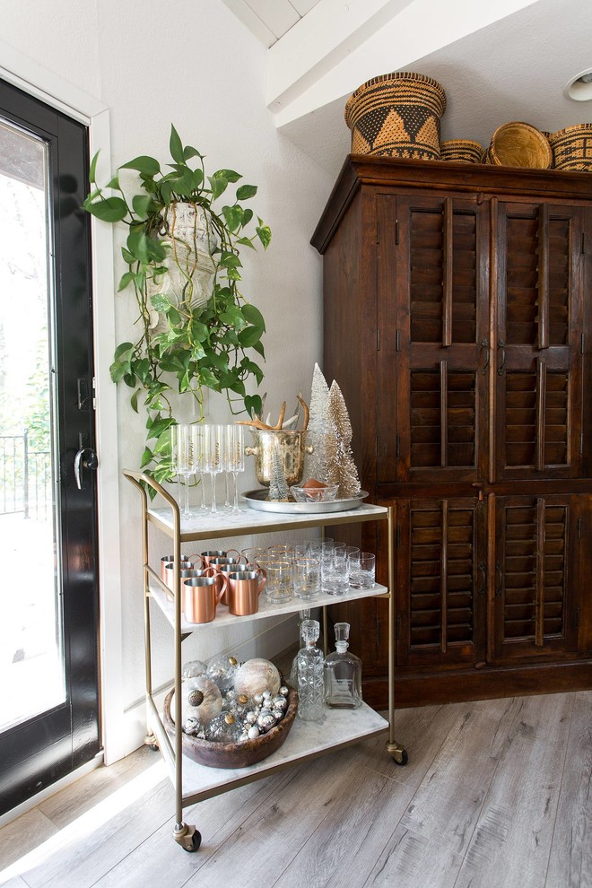 Inspiration for a country beige floor bar cart remodel in Sacramento