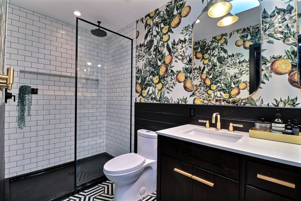Стильный дизайн: ванная комната в стиле кантри с темными деревянными фасадами, тумбой под две раковины и подвесной тумбой - последний тренд