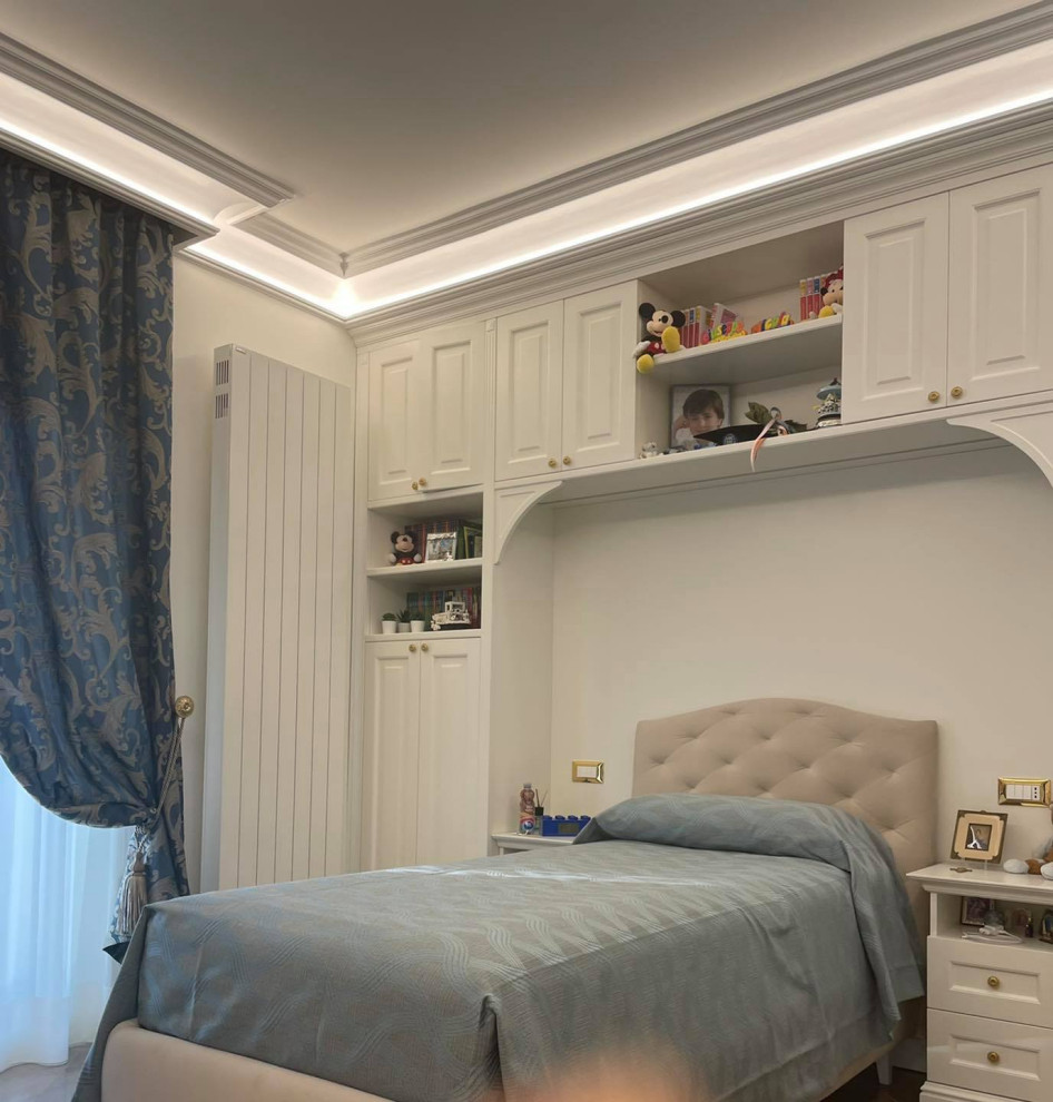 Esempio di una piccola camera degli ospiti con pavimento in gres porcellanato, pavimento marrone, boiserie e abbinamento di mobili antichi e moderni