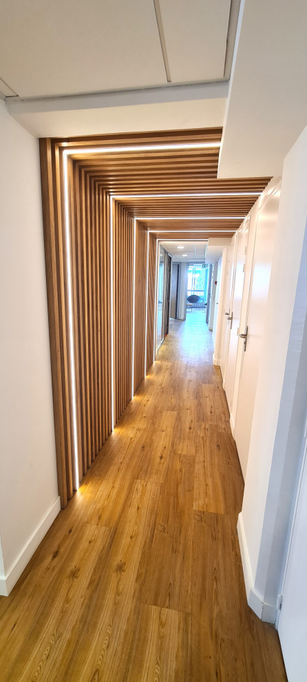 На фото: коридор среднего размера в стиле модернизм с белыми стенами, паркетным полом среднего тона, коричневым полом, деревянным потолком и деревянными стенами с