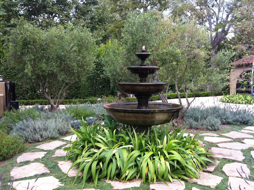 Inspiration for a mediterranean garden in Los Angeles with a water feature.