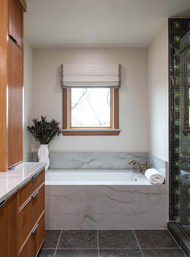 Imagen de cuarto de baño a medida tradicional con puertas de armario beige, bañera empotrada, ducha esquinera, paredes blancas, suelo gris, ducha con puerta con bisagras y encimeras blancas