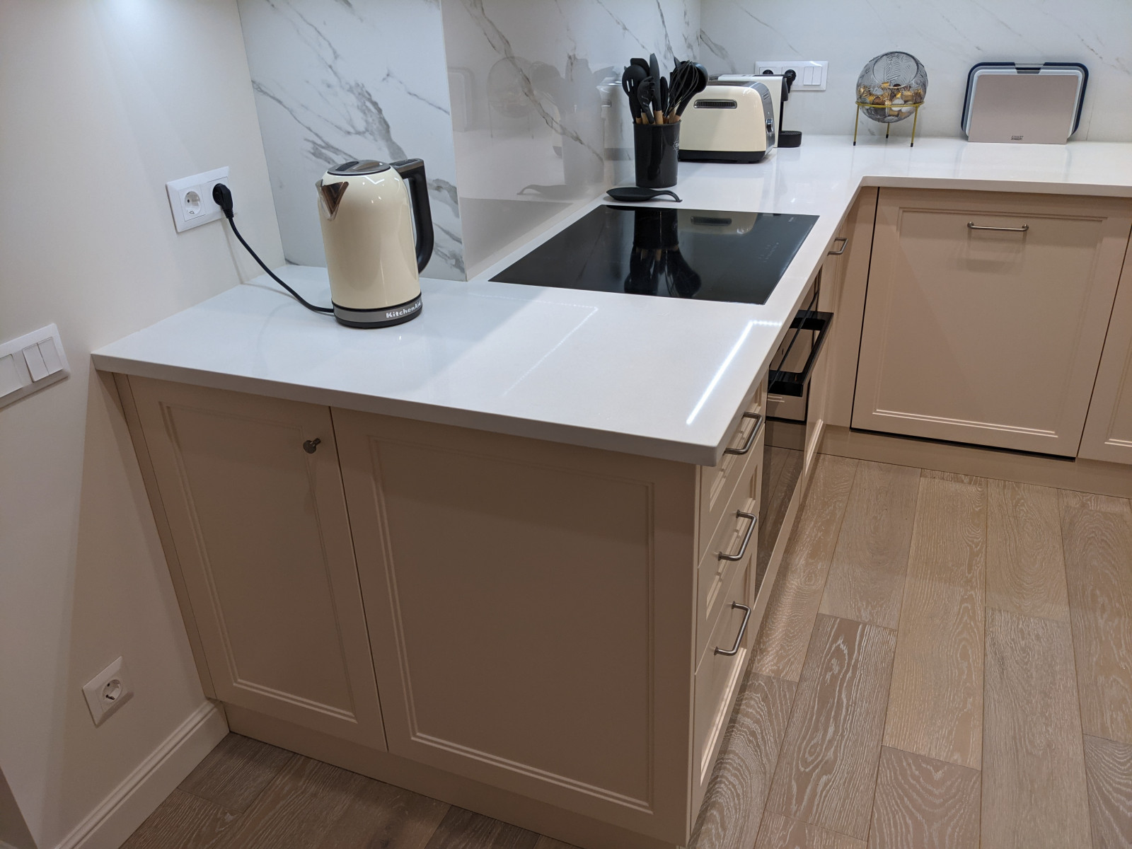 Маленькая белая кухня в неоклассическом стиле