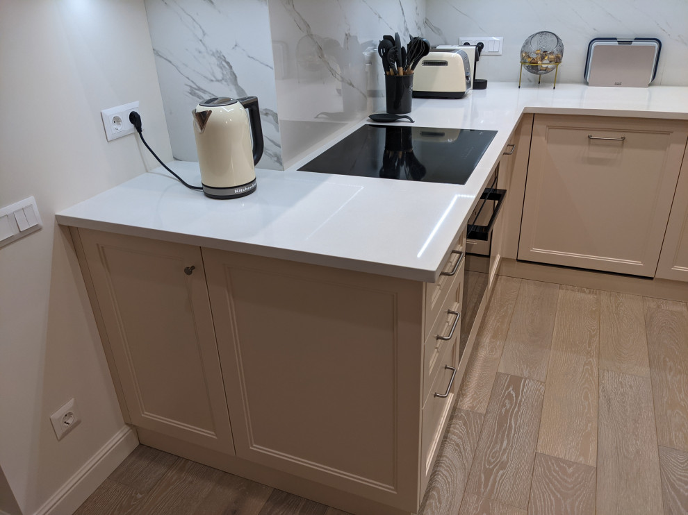 Маленькая белая кухня в неоклассическом стиле