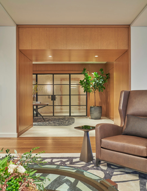 An Understated Welcome Home moderno-salon