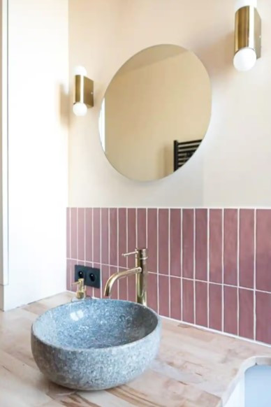 Minimalist powder room photo in Paris