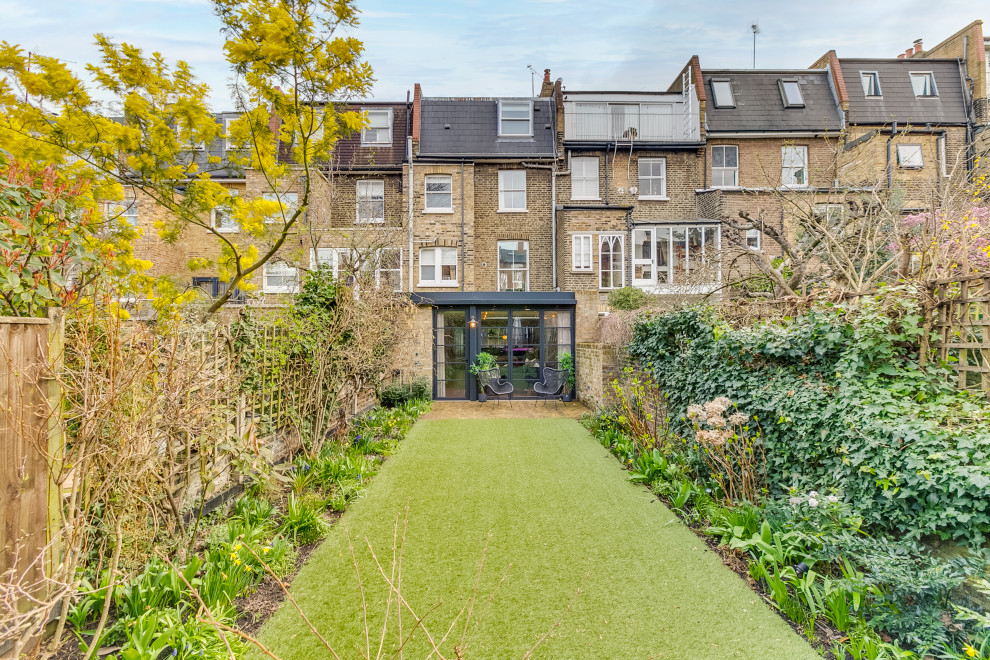 Geometrischer, Mittelgroßer Moderner Garten hinter dem Haus mit Holzzaun in London
