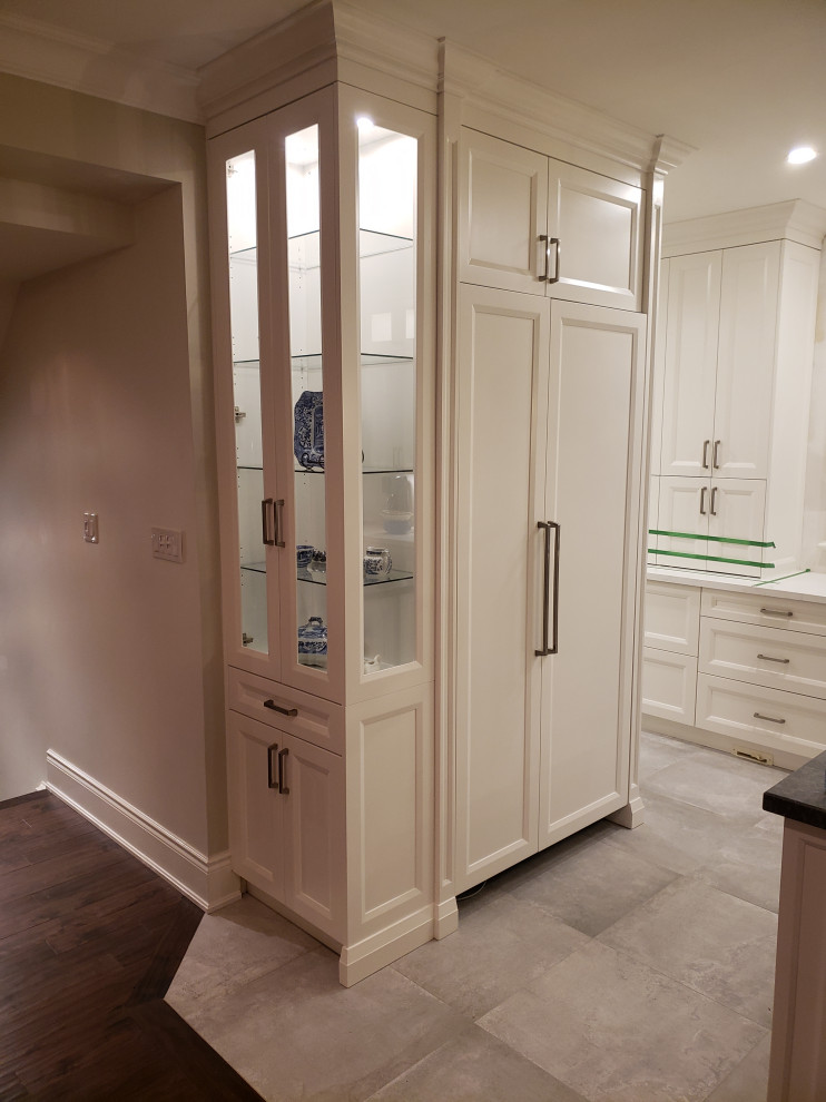 Kitchen - transitional kitchen idea in Toronto