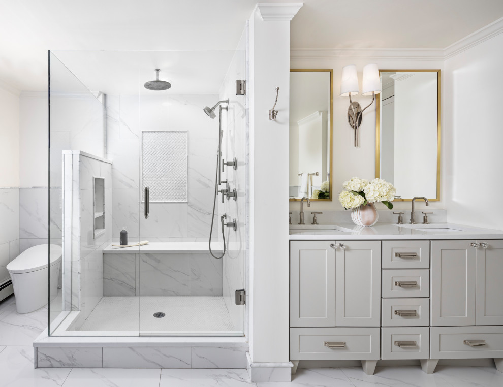 Inspiration för stora klassiska vitt en-suite badrum, med skåp i shakerstil, grå skåp, en hörndusch, en bidé, vit kakel, porslinskakel, vita väggar, klinkergolv i porslin, ett undermonterad handfat, bänkskiva i kvarts, vitt golv och dusch med gångjärnsdörr