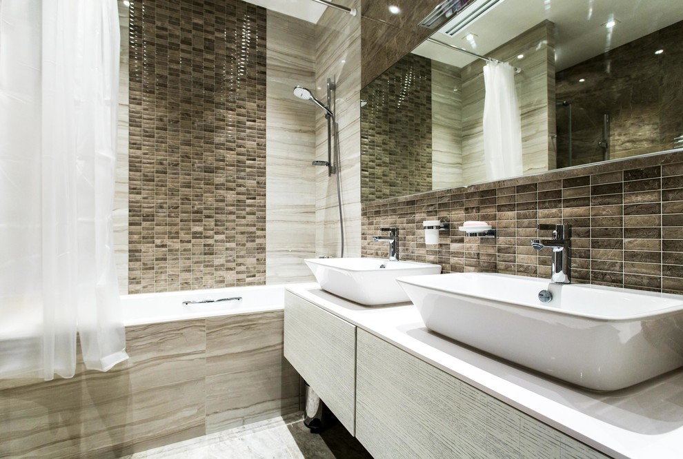Idee per una stanza da bagno con doccia minimal con ante lisce, ante in legno chiaro, vasca/doccia e piastrelle marroni