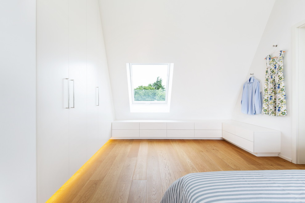 Photo of a contemporary bedroom in Cologne.