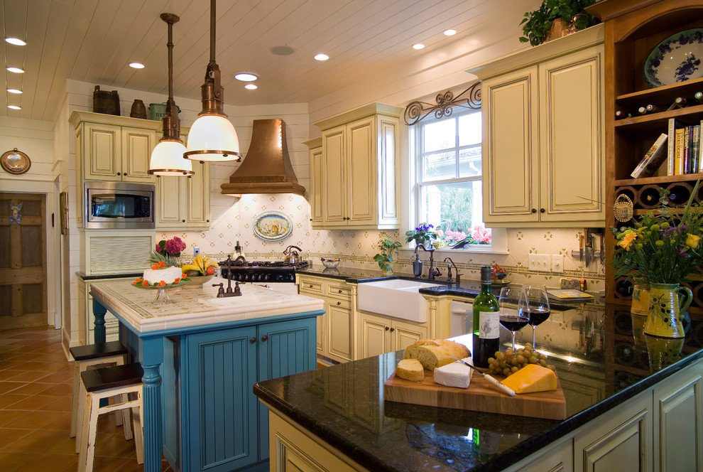 This is an example of a kitchen in Charleston.