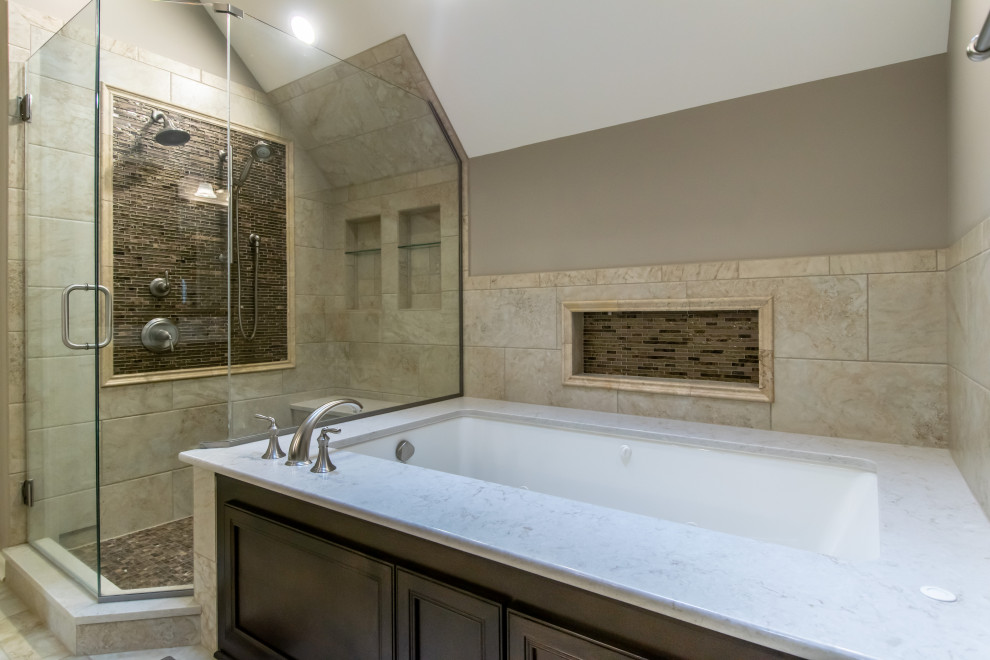 Inredning av ett modernt mycket stort en-suite badrum, med skåp i mörkt trä, ett hörnbadkar, våtrum, beige kakel, stenkakel, marmorbänkskiva och dusch med gångjärnsdörr
