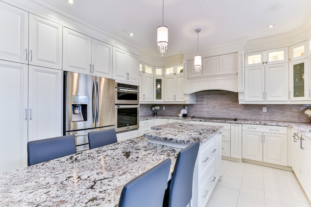Kitchen - transitional kitchen idea in Toronto