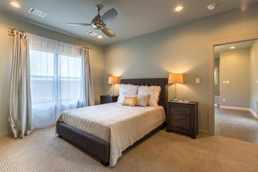 Transitional home design photo in Austin