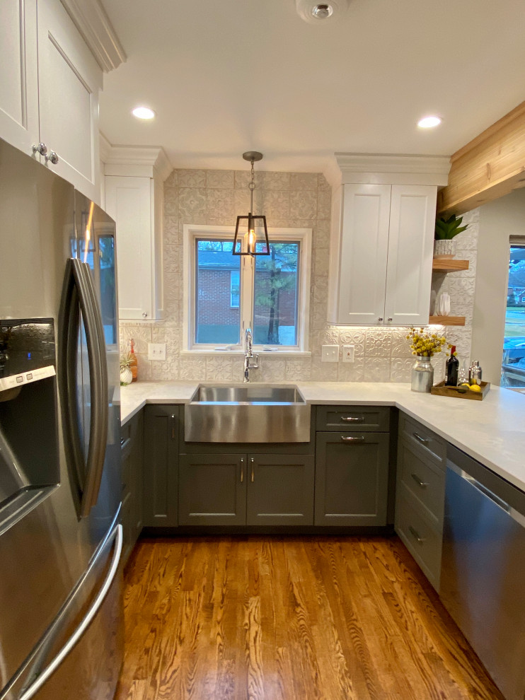 Example of a transitional home design design in Cincinnati