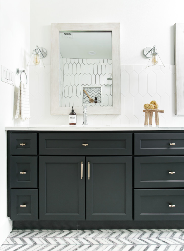 Inspiration för moderna vitt badrum, med luckor med infälld panel, svarta skåp, vita väggar, ett undermonterad handfat och flerfärgat golv