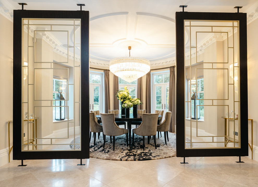 Immagine di una grande sala da pranzo aperta verso il soggiorno contemporanea con pareti marroni, pavimento in pietra calcarea e pavimento marrone