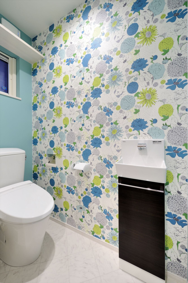 他の地域にあるトラディショナルスタイルのおしゃれなトイレ・洗面所の写真