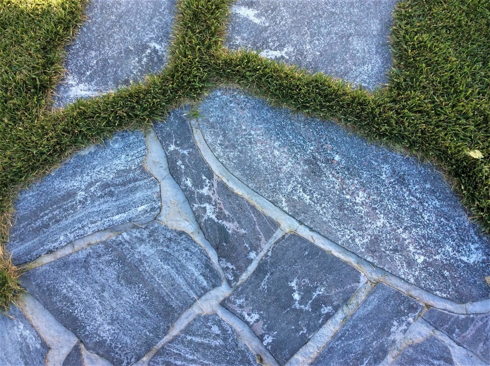 HI-TECH на обломках мегалитового комплекса