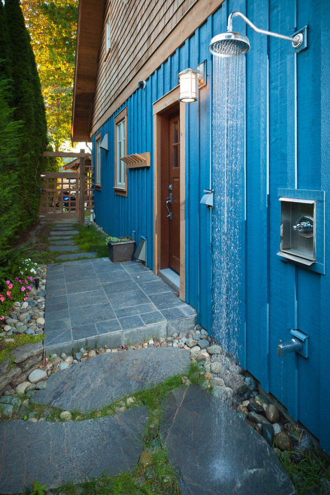 Inspiration for a traditional side yard patio in Vancouver with an outdoor shower.