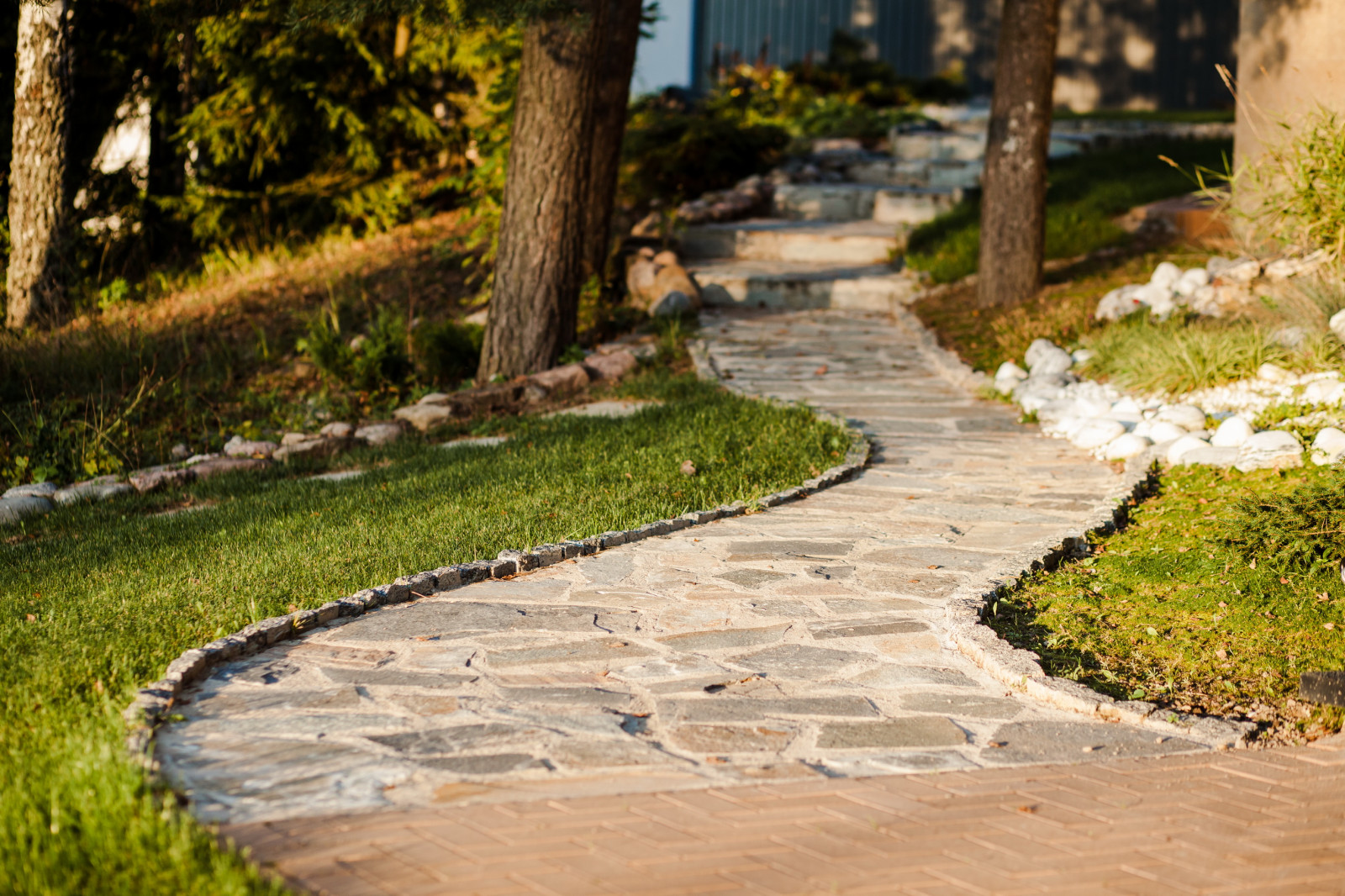 Дорожка из колотого камня