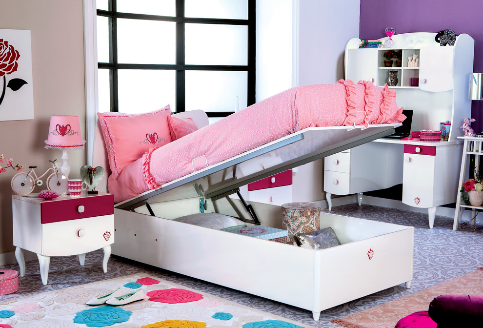 Example of a classic girl teen room design in Miami