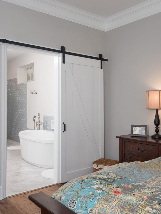 Cette photo montre une salle de bain principale nature de taille moyenne avec des portes de placard blanches, une baignoire indépendante, un carrelage gris, un carrelage en pâte de verre, un mur multicolore, un sol blanc et un plan de toilette blanc.