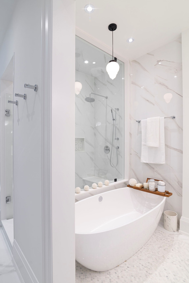 Inspiration för stora klassiska en-suite badrum, med vita skåp, ett fristående badkar, våtrum, en toalettstol med hel cisternkåpa, vit kakel, porslinskakel, vita väggar, mosaikgolv, vitt golv och dusch med gångjärnsdörr