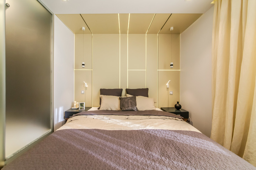 Спальня со стеклянным кубом