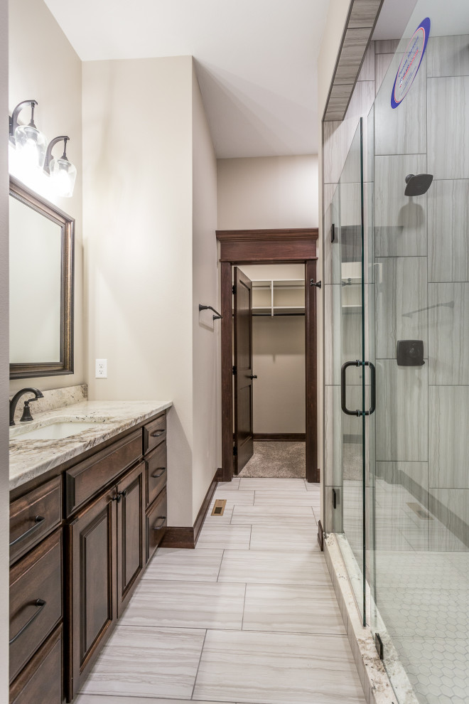 Klassisches Badezimmer mit profilierten Schrankfronten, dunklen Holzschränken und eingebautem Waschtisch in Sonstige