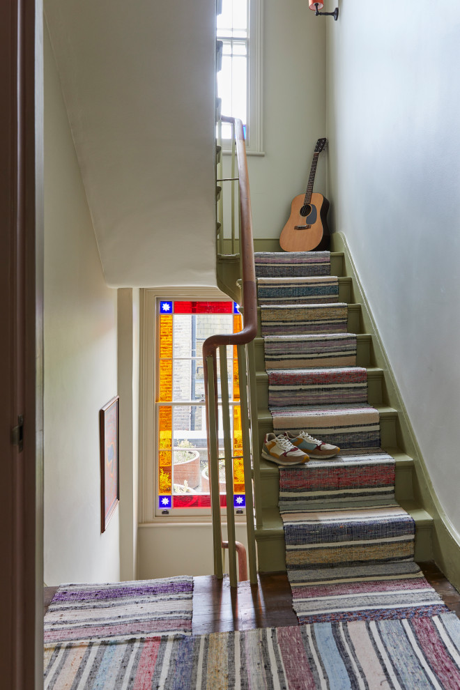 На фото: п-образная деревянная лестница среднего размера в стиле неоклассика (современная классика) с деревянными ступенями и деревянными перилами