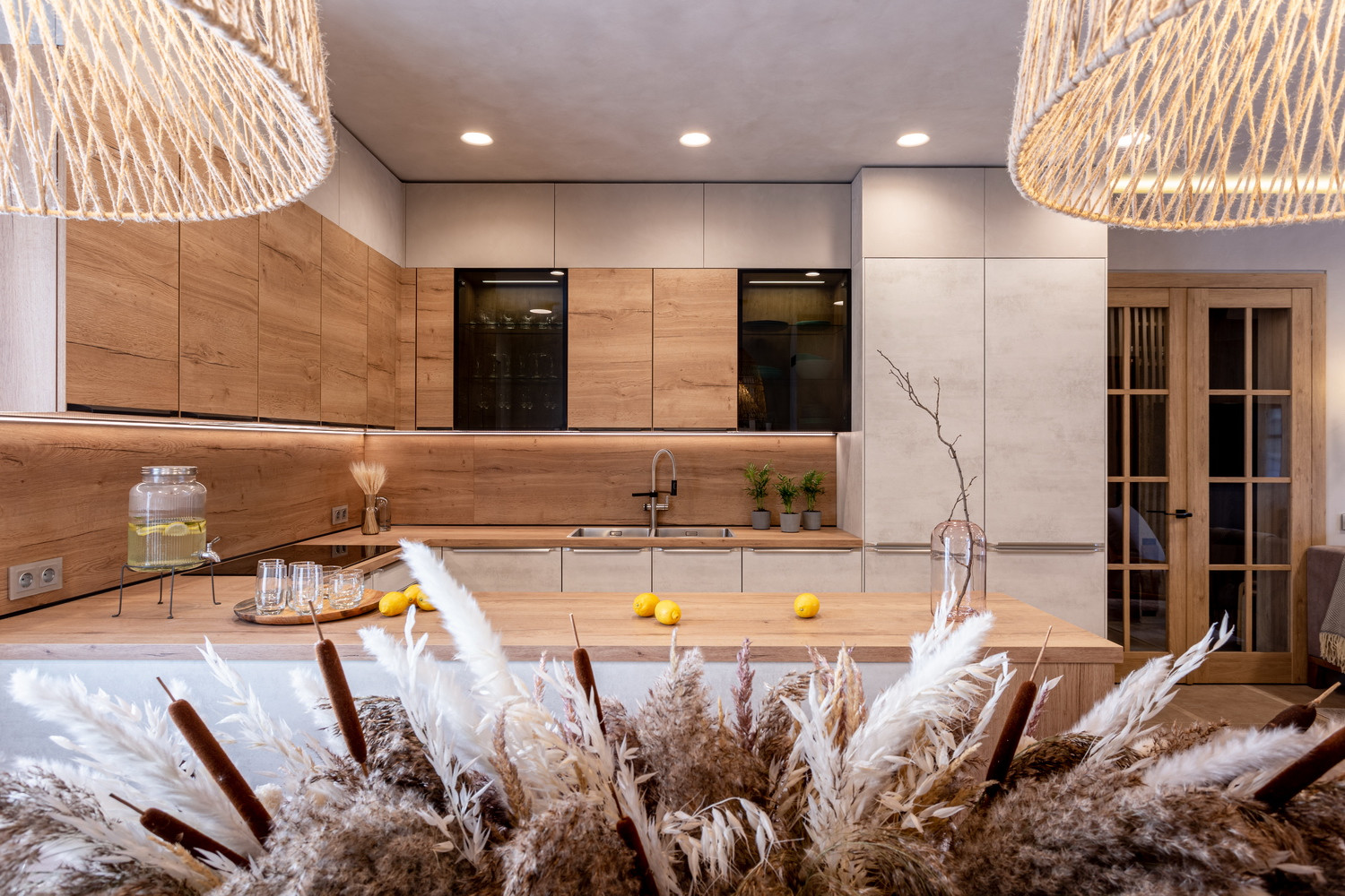 Уютная кухня nobilia в проекте "Дачного ответа" для большой семьи.