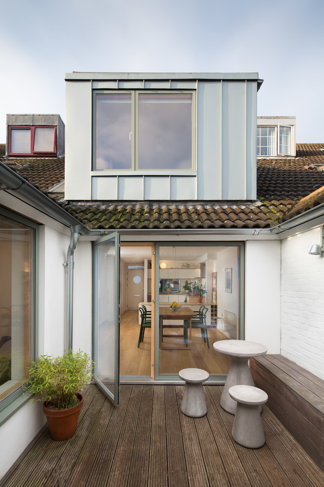 Photo of a small scandinavian deck in London with no cover and a container garden.