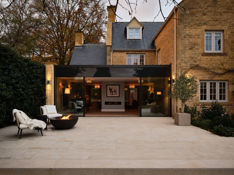 Idee per un patio o portico classico dietro casa con fontane e pavimentazioni in pietra naturale
