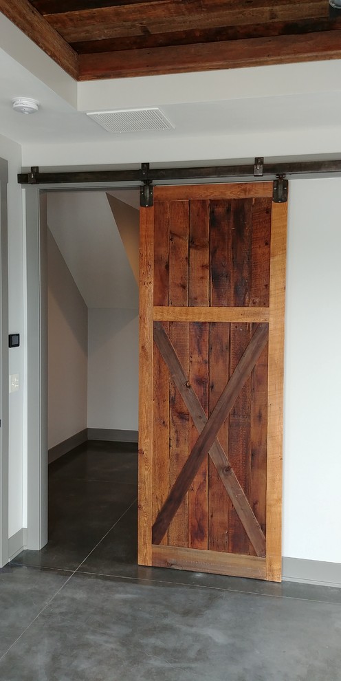 Home design - rustic home design idea in Omaha